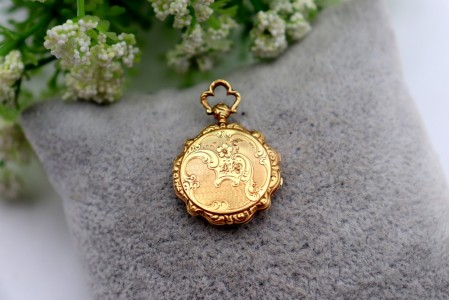 Caixa de vinagrete em ouro amarelo em forma de relógio de bolso com gravados e r